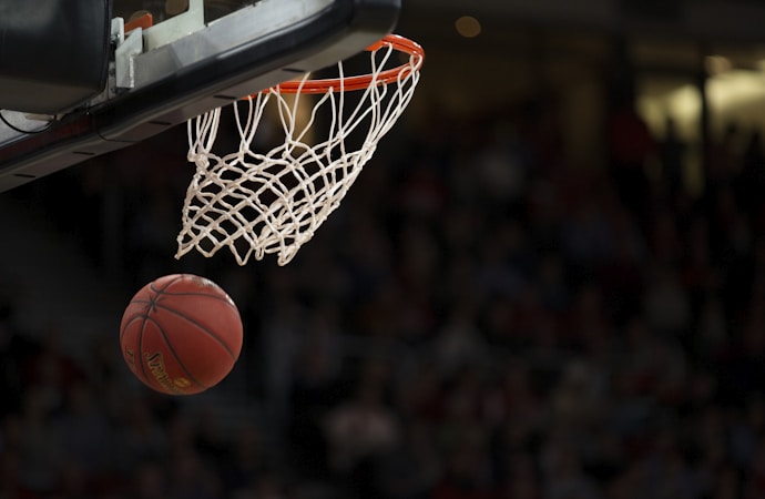 NBA总决赛第七场直播画面，球员在球场上飞身扣篮